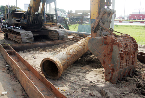 Sáng[-]nay,[-]hiện[-]trường[-]bị[-]tạm[-]đình[-]chỉ[-]thi[-]công.[-]Các[-]vật[-]tư[-]công[-]trình[-]nằm[-]ngổn[-]ngang.[-]Ảnh:[-]An[-]Nhơn